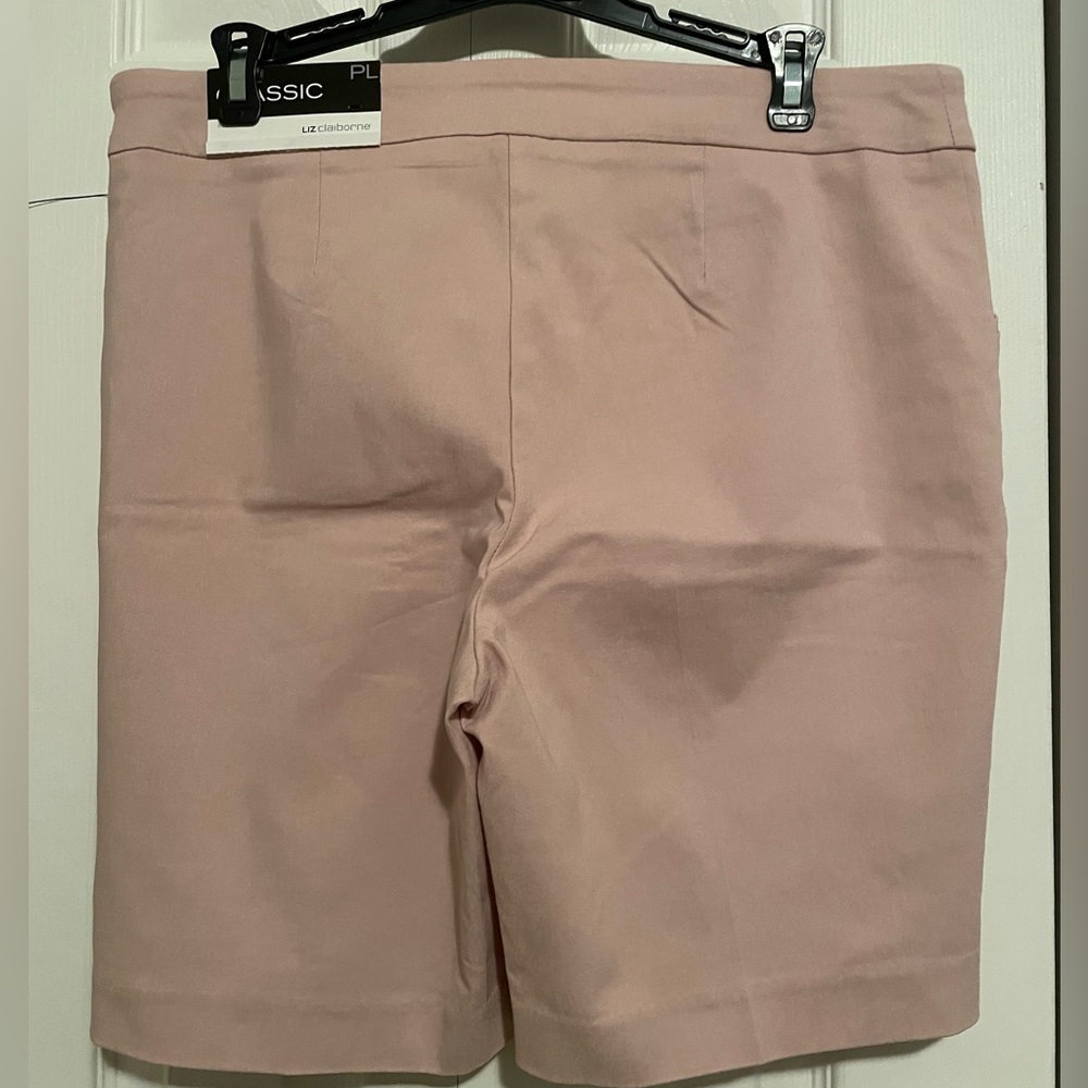 Liz Claiborne Women’s Shorts. Color soft pink. Brand new. Size petite large - Picture 2 of 8
